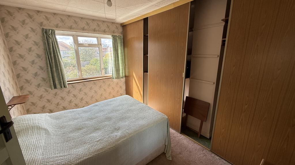 Lot: 32 - VACANT HOUSE FOR IMPROVEMENT - Internal image of bedroom 2 overlooking rear garden